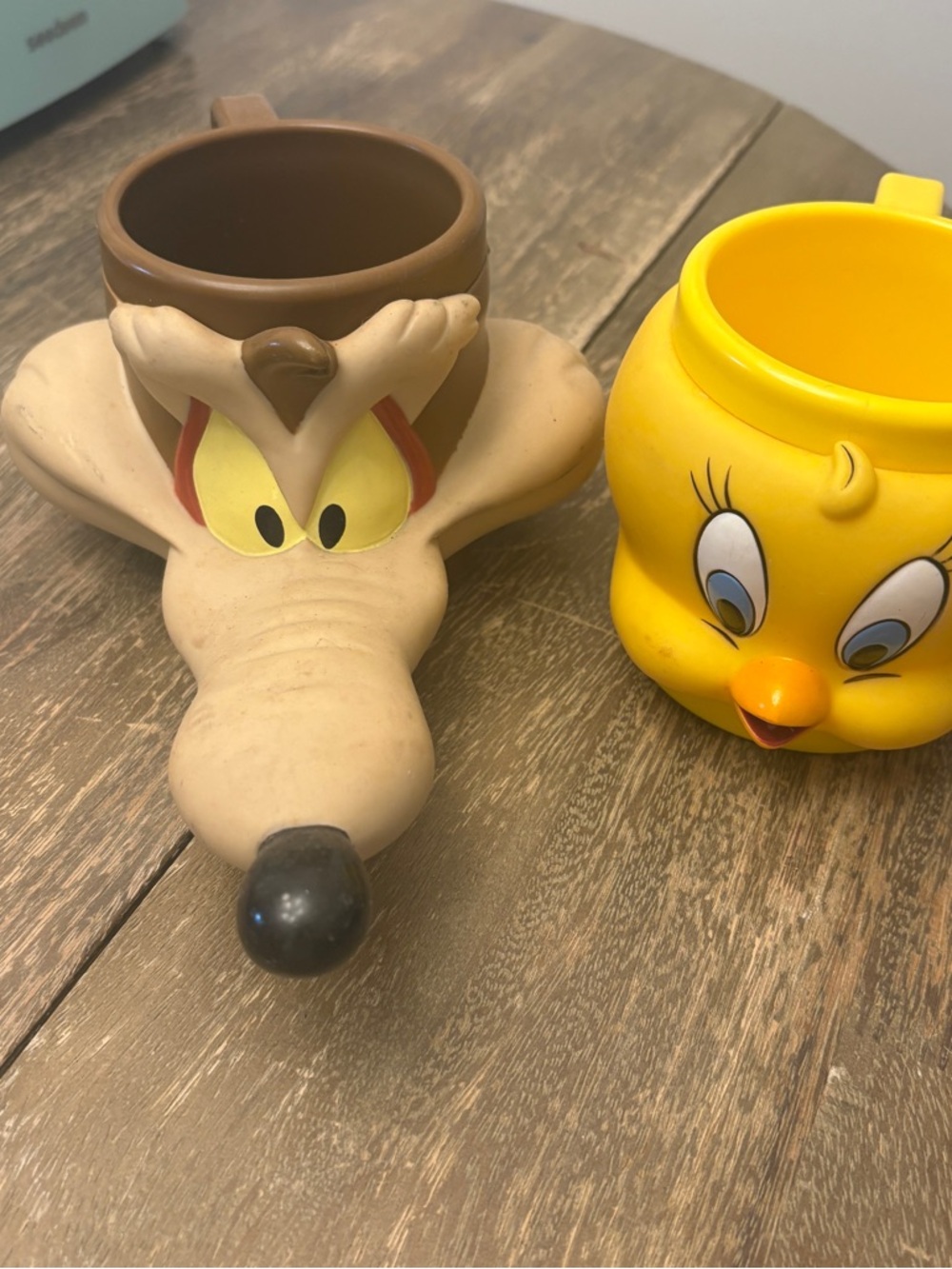 Looney Tunes Wile E. Coyote and Tweety Character Mugs - Yellow & Tan